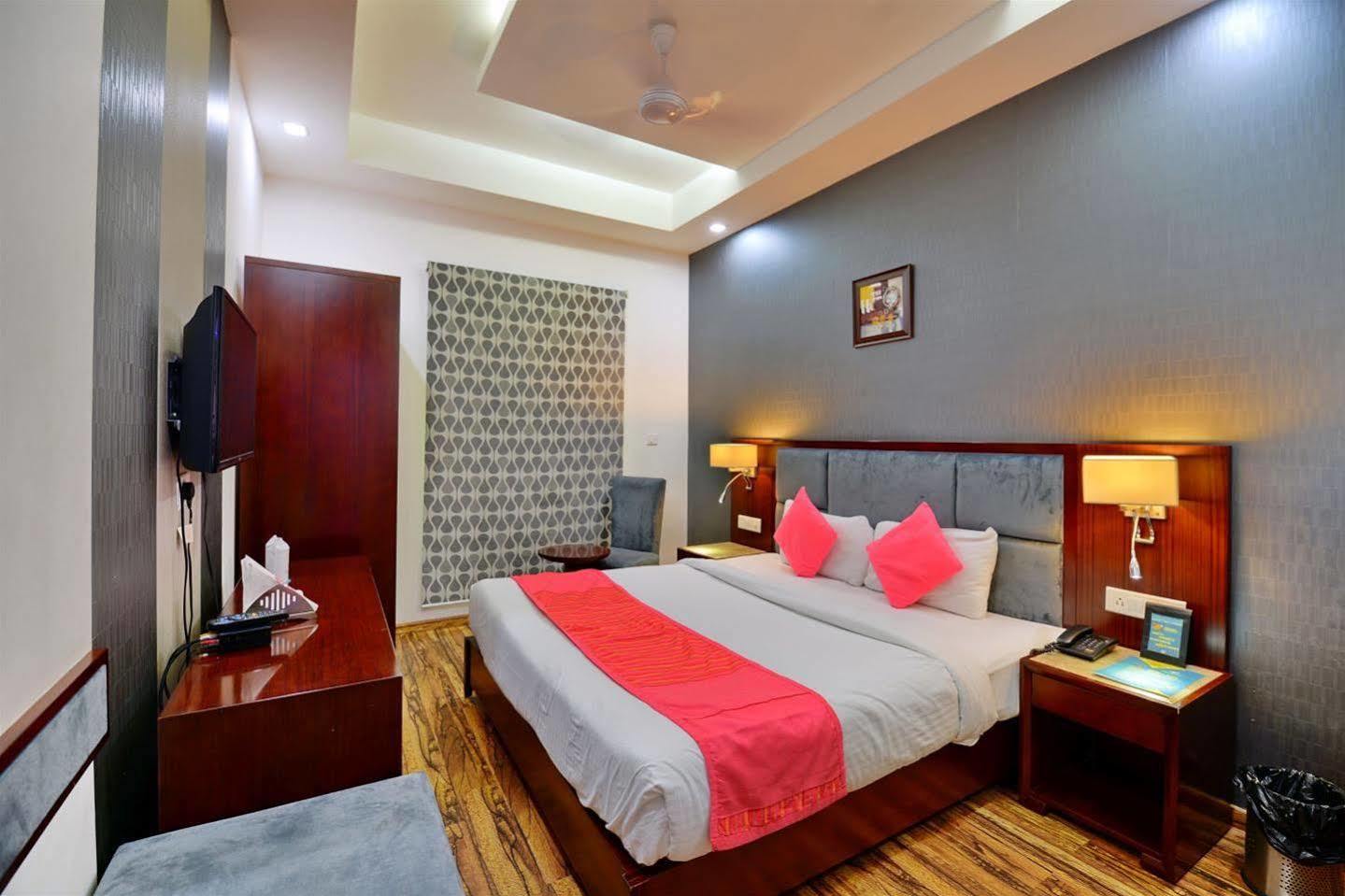 Hotel Prem Plaza Karnal Bagian luar foto